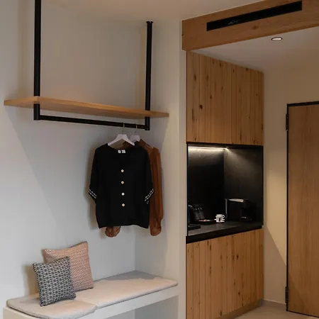 Portiani Hotel Adamantas (Milos)