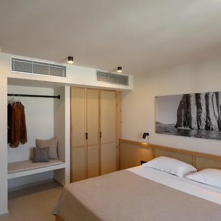 Portiani Adamantas (Milos)